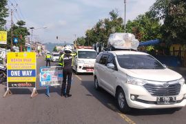 Polres Garut berlakukan satu arah atasi kepadatan di jalur nasional