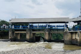 Satpel Bendung Katulampa perbaiki sementara pintu bendung yang jebol