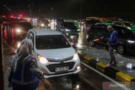 Pemudik diimbau waspada cuaca ekstrem, berhenti jika cuaca buruk