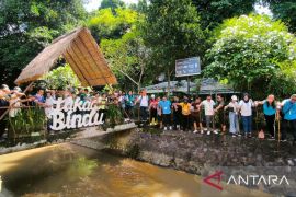 Peradi SAI Denpasar tuang eco enzyme dan tanam pohon untuk rawat lingkungan