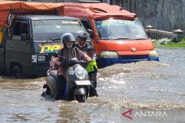 Genangan banjir ganggu arus mudik di jalur pantura Kaligawe Semarang