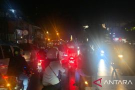 Pemudik dengan sepeda motor mulai melintas di jalur Cianjur