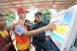 ARUS MUDIK - Tiga mesin check-in mandiri, efektif urai antrian pemudik di Pelabuhan Trisakti