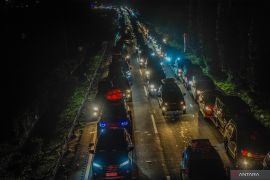 Pemudik terjebak macet di tol menuju pelabuhan Merak
