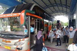 Penumpang angkutan mudik gratis tiba di Terminal Seloaji