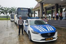 Personel Polda Kaltara Melaksanakan Pengawalan Mudik Gratis