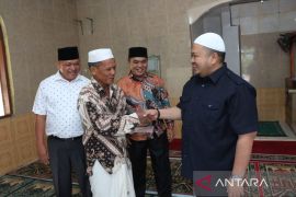Bupati Tapsel bantu warga di sela libur Lebaran 2024