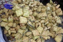 "Orong-orong" warnai pasar tradisional jelang Idul Fitri 1445 H
