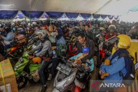 Ribuan pemudik motor padati Pelabuhan Ciwandan