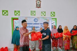 FWMO bagikan paket Ramadhan kepada Kaum Duafa di Lombok Timur