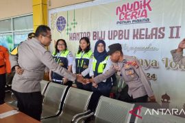 Polda Papua Barat tinjau posko pengamanan mudik Lebaran di Manokwari