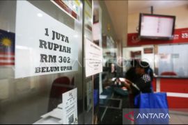 Pengiriman uang Pekerja Migran Indonesia di Malaysia jelang Idul Fitri Page 2 Small