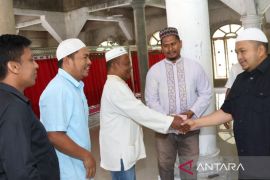 Bupati Tapsel serahkan zakat mal ke dua kecamatan