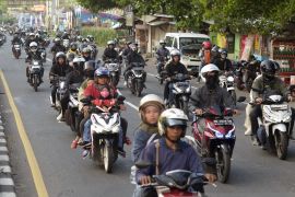 Pemudik bersepeda motor di Jalinsum Lampung Page 2 Small