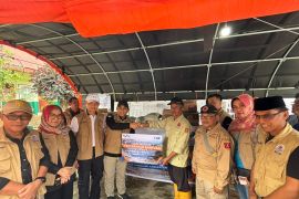 Banjir lahar dingin Bukik Batabuah, Pjs. Dirut Bank Nagari serahkan bantuan sembako