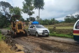 Dorongan Bupati Tapsel, picu warga Arse bangun jalan provinsi yang menahun rusak parah