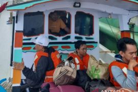 Arus Mudik - Tim gabungan evakuasi 95 orang penumpang kapal KM Salvia