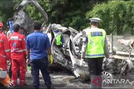 Ada 13 kantong mayat yang dibawa petugas dari lokasi kecelakaan KM 58