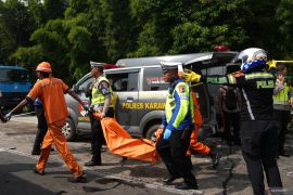 13 kantong mayat dibawa petugas dari lokasi kecelakaan KM 58