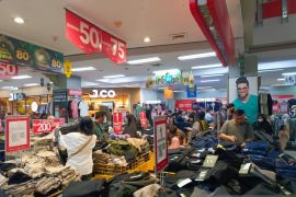 Suasana belanja malam akhir Ramadhan di Ramayana