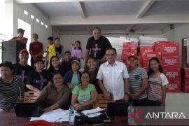 Pemprov Sulut serahkan bantuan korban banjir dan longsor  di Bitung