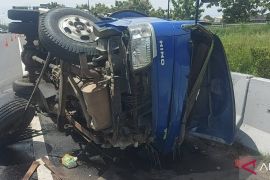 Truk tangki terguling di bahu tol Merak KM 77 saat arus mudik lengang