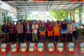 Pemkab Bangka Tengah bagikan bingkisan Lebaran kepada "pasukan kuning"
