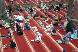 Datang sebelum Subuh untuk Shalat Idul Fitri di Istiqlal