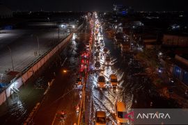 Jalur Pantura di Sayung Demak masih tergenang rob