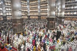 Datang sebelum Subuh untuk Shalat Idul Fitri di Istiqlal