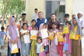 BFLF bagikan baju lebaran untuk anak-anak pengungsi Rohingya