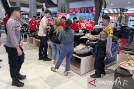 Polisi patroli di pusat perbelanjaan di Cengkareng
