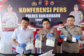 Polhukam Kalsel kemarin, Polda tangkap pemasok narkoba hingga Polresta cek SPBU