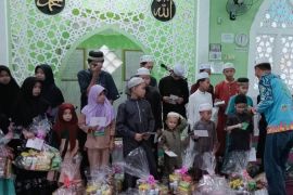 Relawan dan Baznas HST buka puasa bersama dan santuni anak yatim