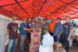 Bupati Gorontalo salurkan bantuan kepada korban banjir Tolinggula