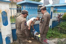 Satpol PP Kota Cirebon gencarkan razia "manusia silver" saat hari Lebaran