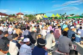 Ribuan umat Muslim  Sorong Selatan Shalat Idul Fitri di bandara