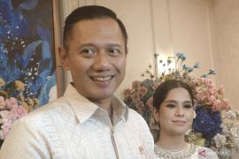 AHY dan Annisa Pohan dekorasi rumah dengan aneka bunga untuk gelar griya