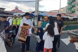 AMGPM Ternate bagikan koran ke jamaah shalat Ied