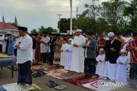 Lebaran - Wali Kota Aditya bersama ribuan masyarakat shalat Ied di Lapangan Murdjani