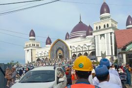 LEBARAN - Petugas PLN sukses amankan pasokan listrik di lokasi shalat Ied