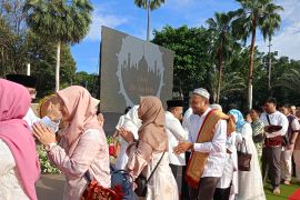 Sekda DKI bersilaturahmi dengan jemaah yang shalat Id di Balai Kota