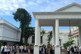 Masyarakat mulai berdatangan ke Istana Negara Jakarta