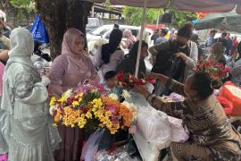 Pedagang sampai petugas Makam Wanasari Denpasar nikmati berkah Lebaran