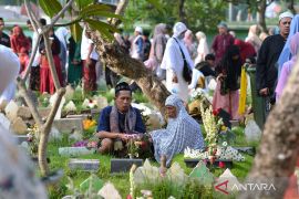 Tradisi ziarah kubur saat Idul Fitri di Kota Denpasar