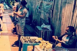 Mama Papua manfaatkan ketrampilan membuat ketupat tambah pendapatan