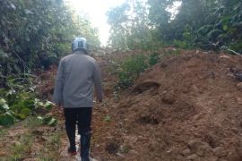 Jalan menuju batas RI dan Malaysia di Kapuas Hulu tertimbun tanah longsor