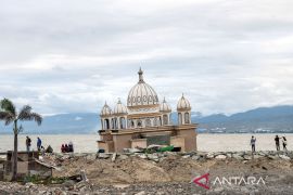 Wisata masjid terapung bekas tsunami di Palu Page 1 Small