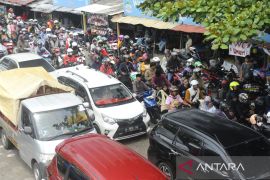 Jalur wisata menuju kawasan Pantai Carita Banten macet sepanjang 5 kilometer pada Kamis