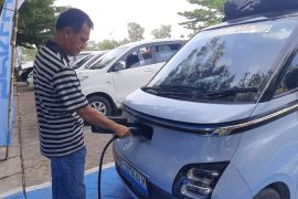 Puluhan pengguna mobil listrik tenang dan nyaman isi daya di rest area JTTS